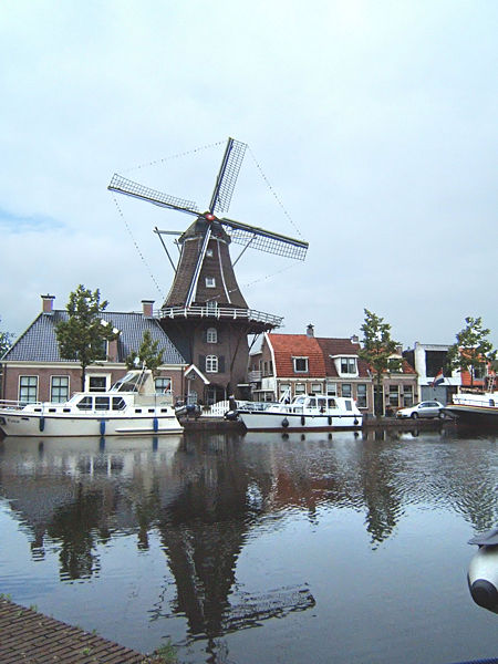 achtkantige stellingmolen De Vlijt aan de Sluisgracht in Meppel