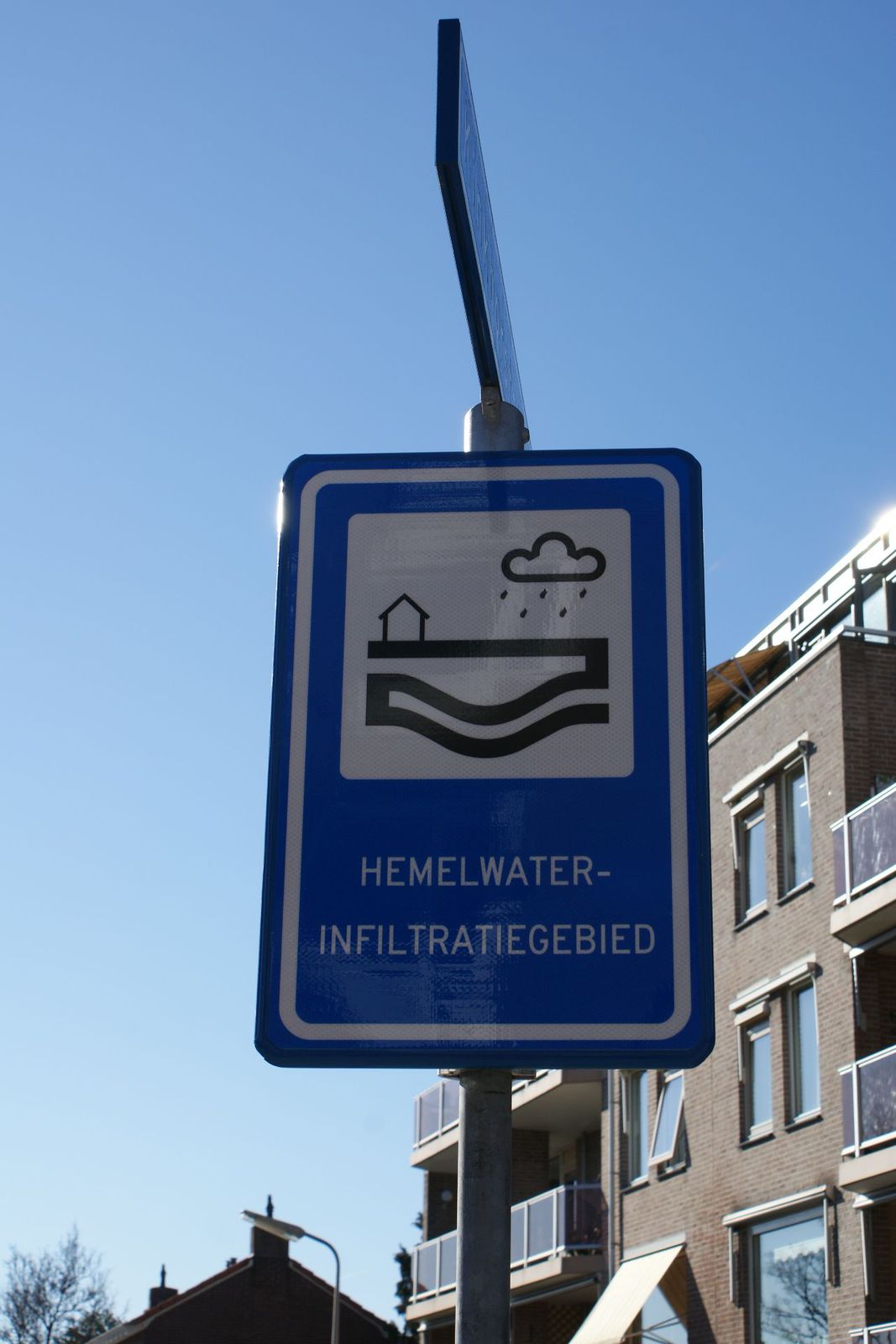 verkeersbord waterdoorlatende bestrating