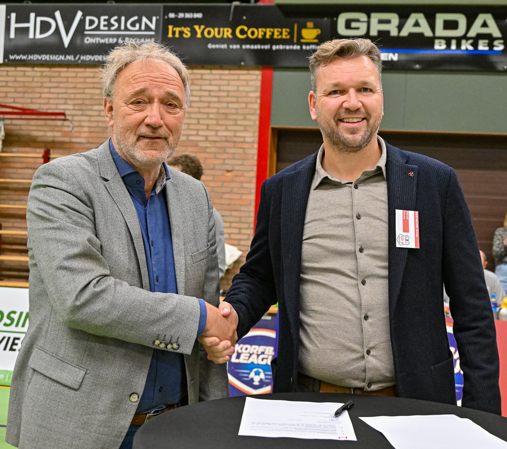 Wethouder Alfred Peterson en voorzitter Haralt Lucas (DOS'46) geven handdruk