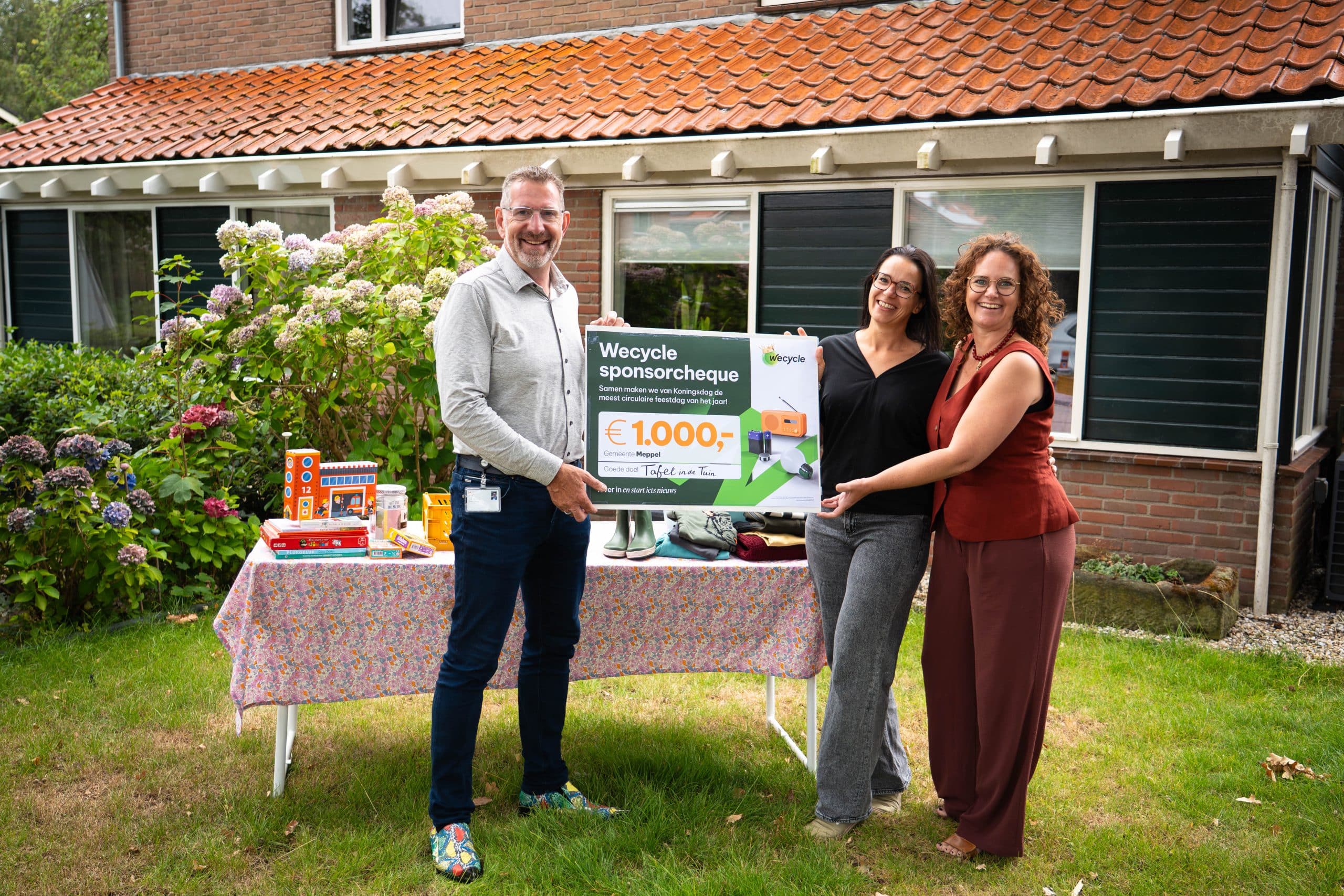 van links naar rechts: Wethouder Eduard Annen, Initiatiefnemers: Birgit, Eva)