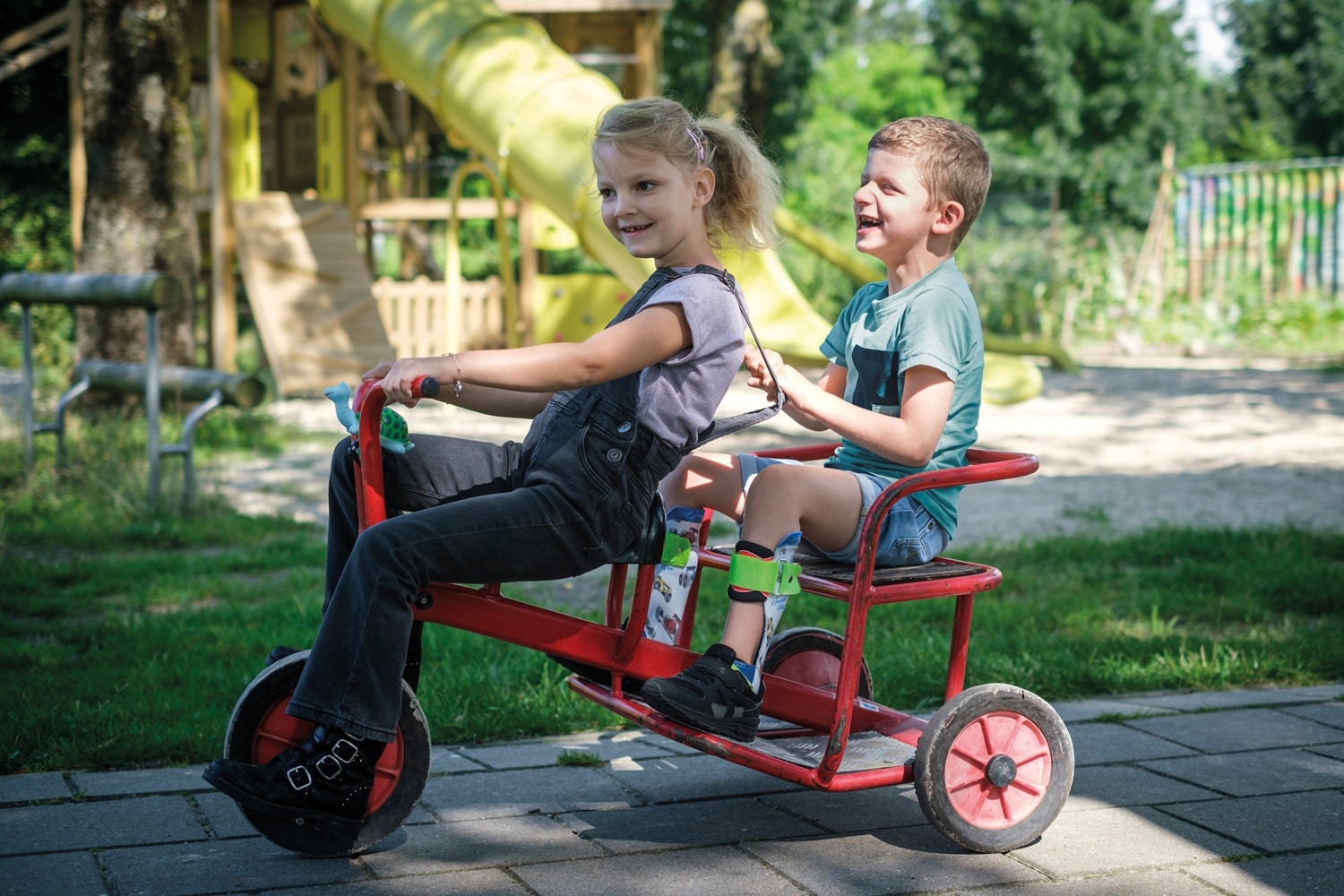 Kinderen spelen samen in een samenspeelplek